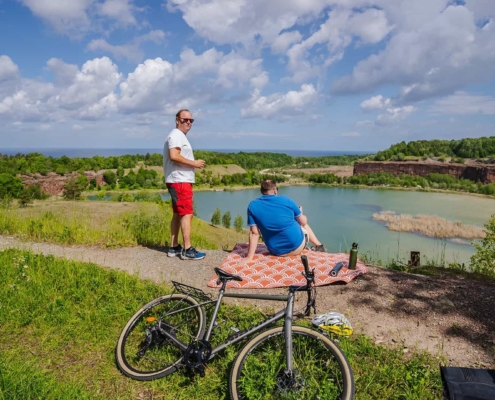 Two persons enjoying coffee overlooking Stenbrottet in Kinnekulle
