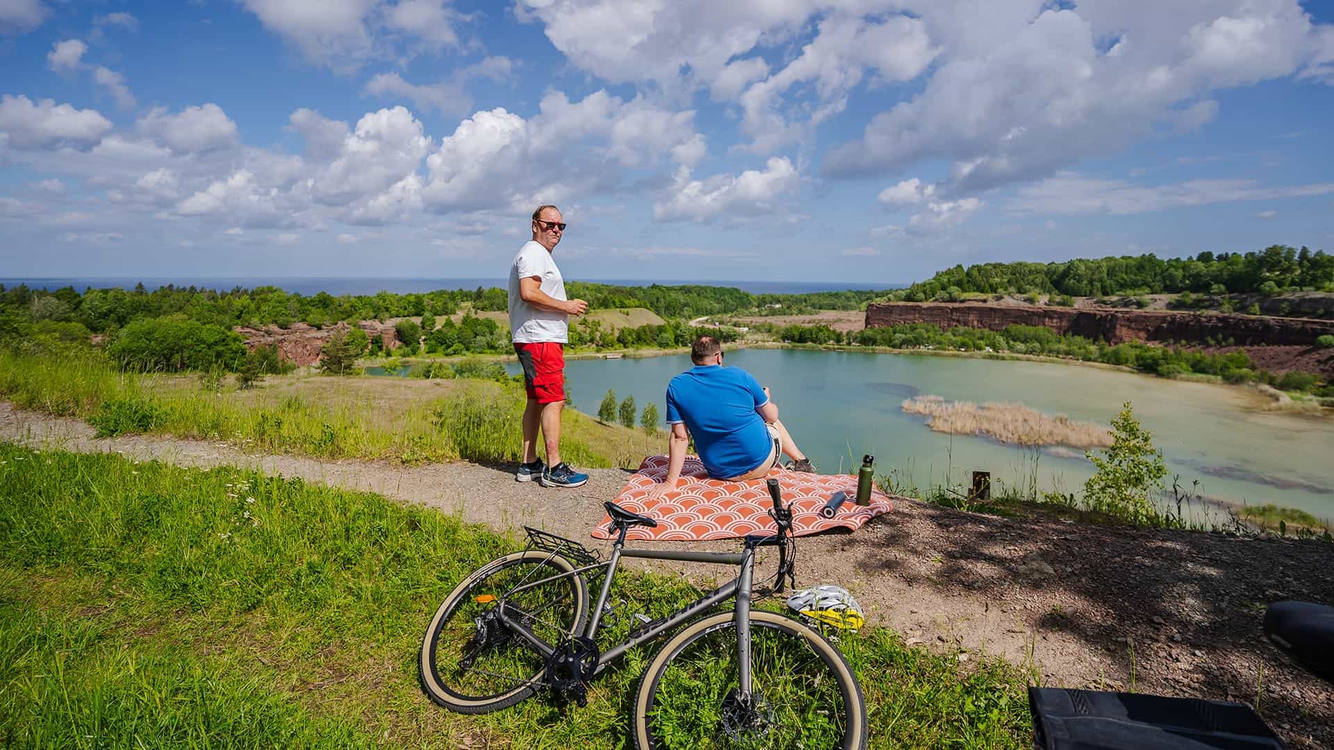 Two persons enjoying coffee overlooking Stenbrottet in Kinnekulle