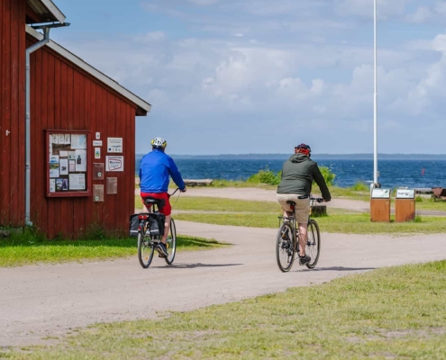 Two persons riding their bicycles to the waterfront