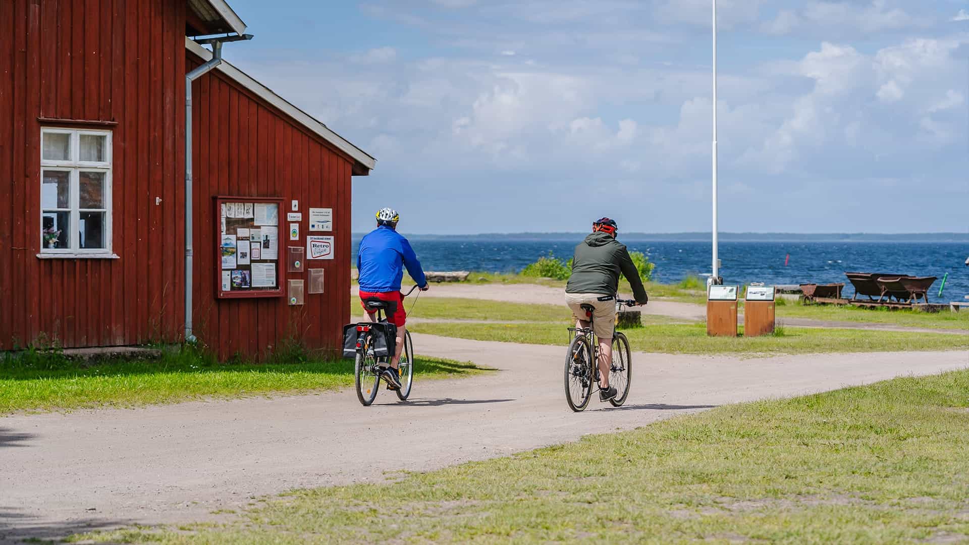 Two persons riding their bicycles to the waterfront