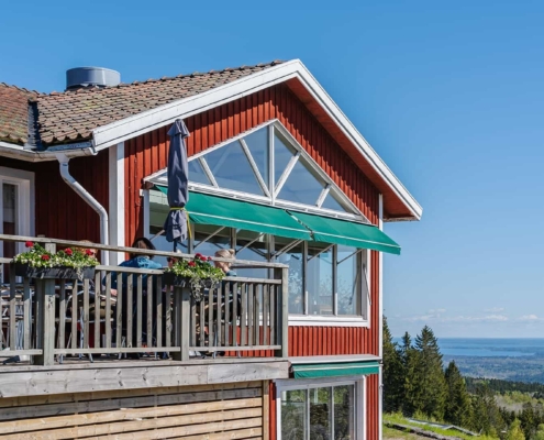 Kinnekullegården in sun with Lake Vänern behind
