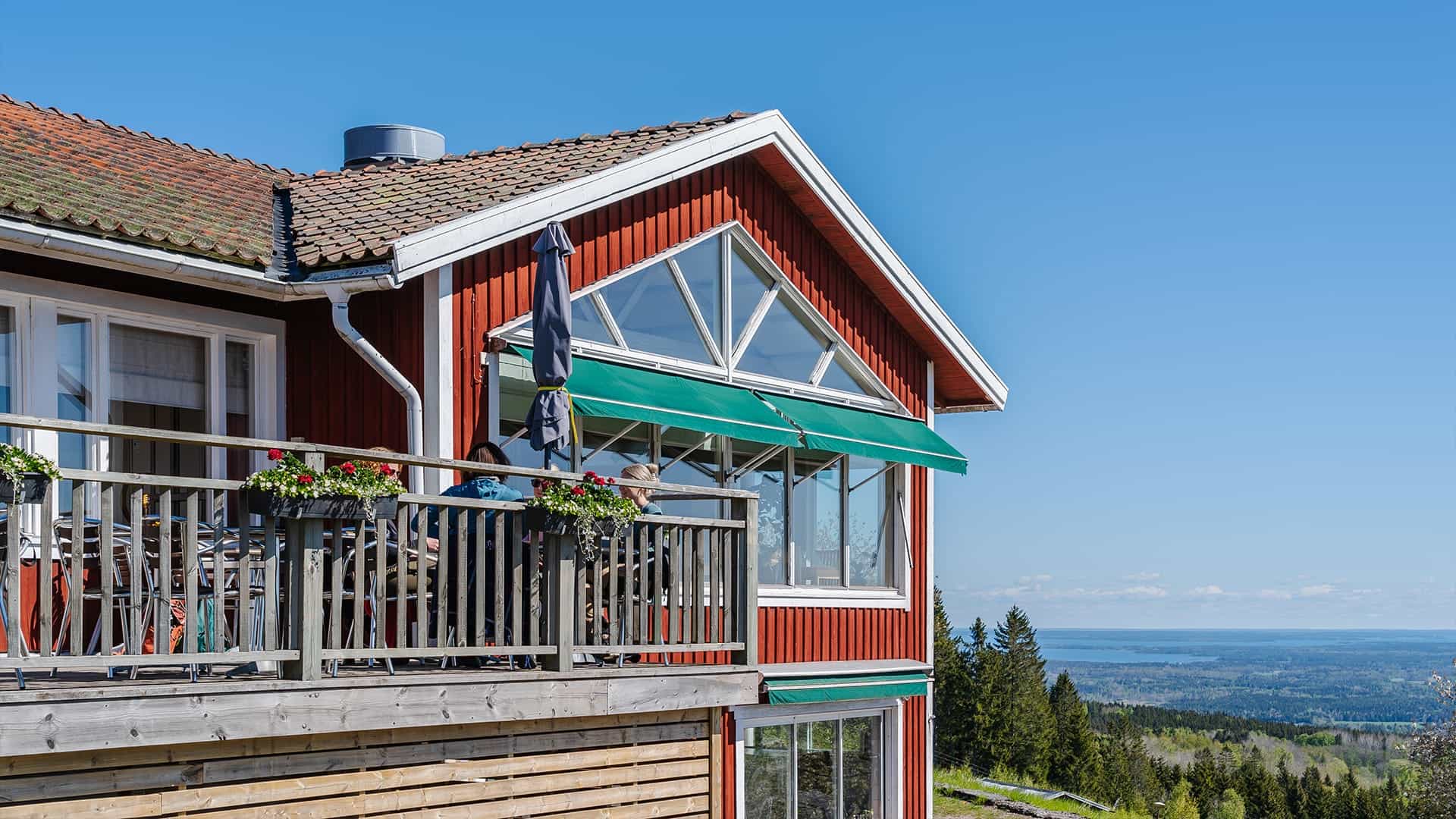 Kinnekullegården in sun with Lake Vänern behind