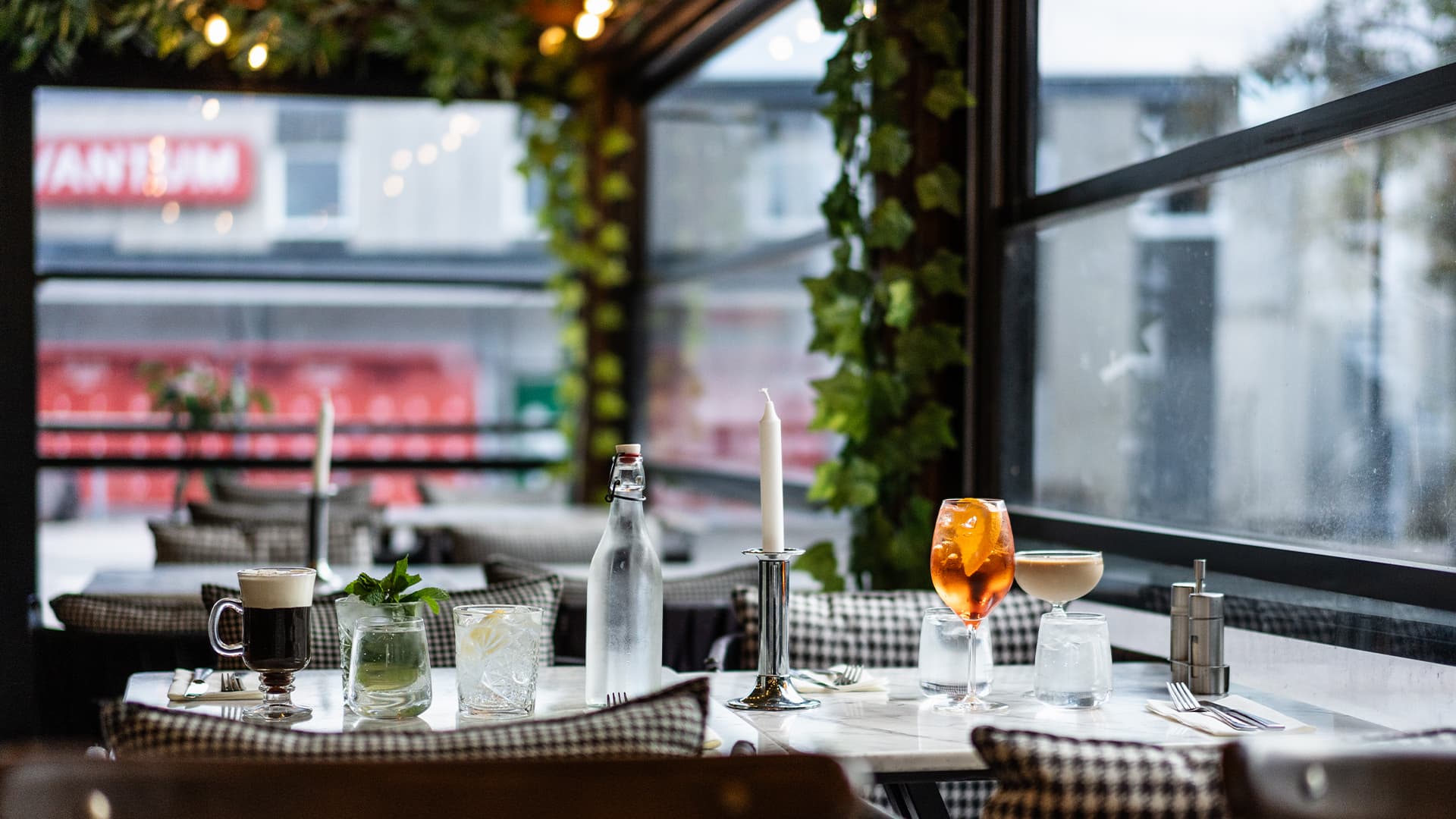set table in a restaurant