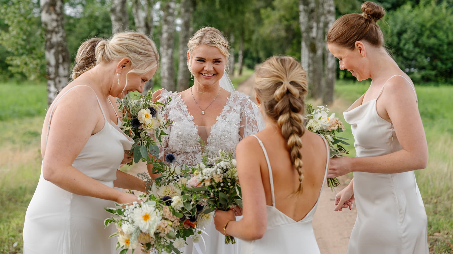 bride and bridesmaids before the wedding