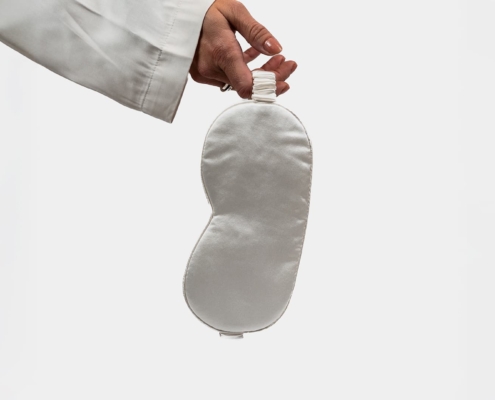 hand holding a sleeping mask