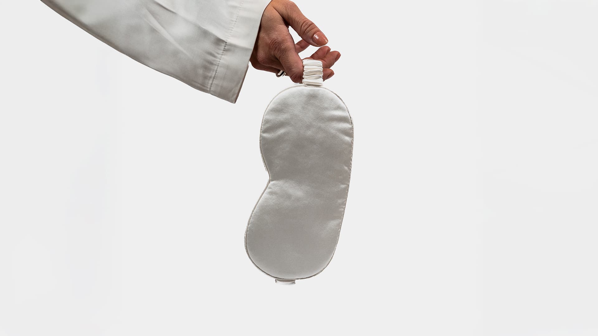 hand holding a sleeping mask