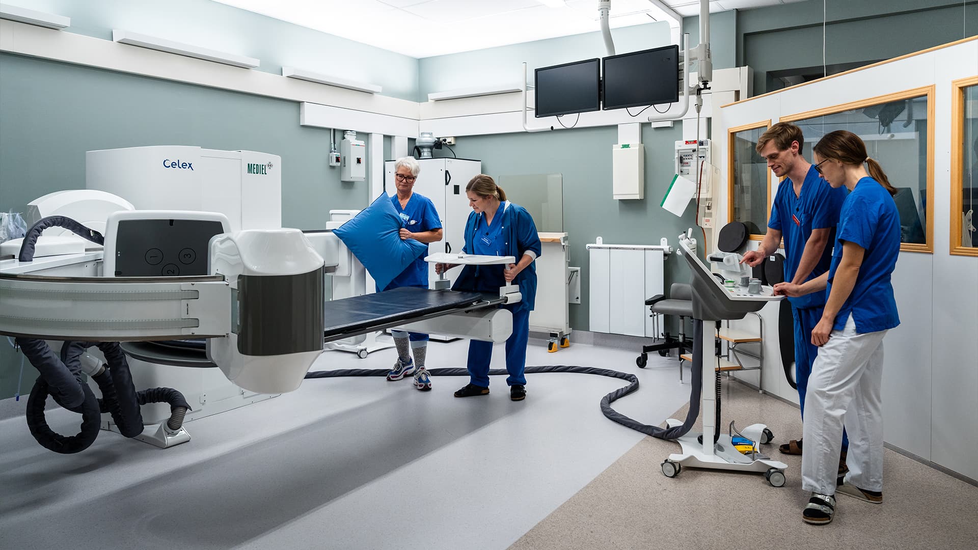Healthcare personnel working in a X-ray room